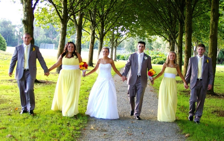 Bridal Group Photo:Strolling together...